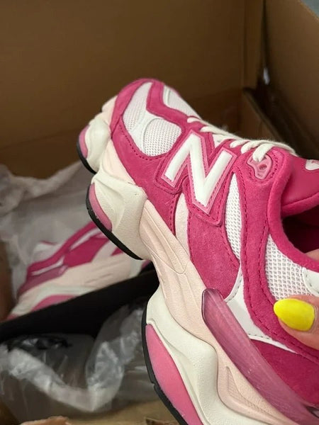 New Balance 9060 rosa nella confezione