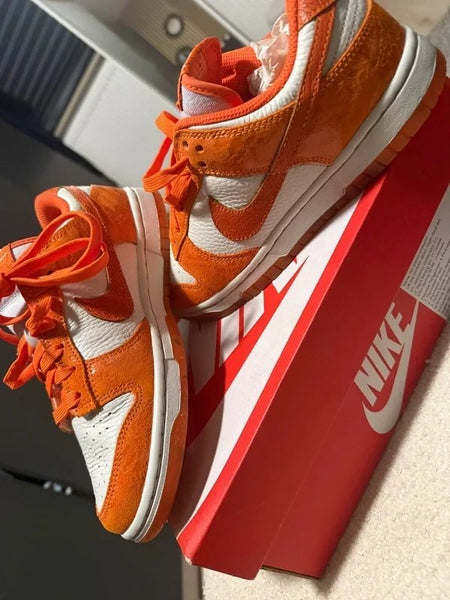 Nike Dunk Low arancione accanto alla scatola